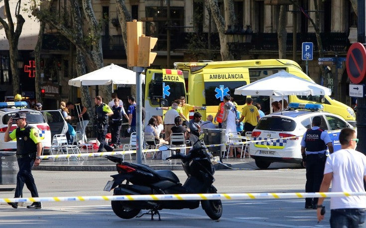 Επίσημα πλέον 13 οι νεκροί και 50 οι τραυματίες στη Βαρκελώνη